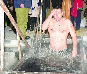 Окунулись в ледяную купель