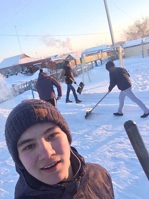 В Нагайбакском районе волонтёры  почистили от снега детский сад