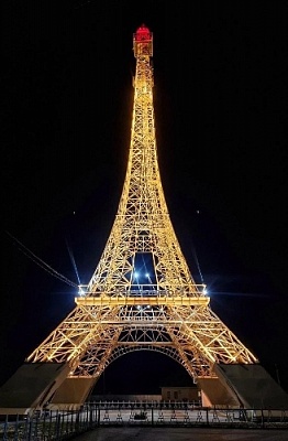 Эйфелева Башня в селе Париж «заиграла» новыми красками.