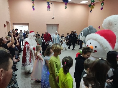 Порадовали детишек праздником и подарками