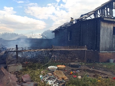 Жители и власти помогают погорельцам