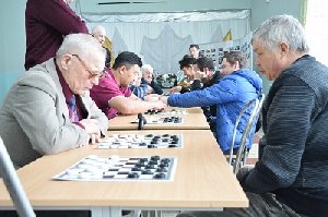 Сыграли в шашки, посмотрели концерт