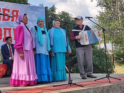 Чествовали долгожителей и молодые семьи