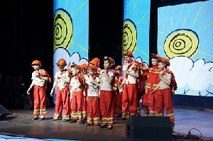 Прославляя людей рабочих профессий