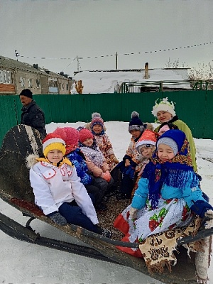 Угостили детишек блинами и прокатили по селу