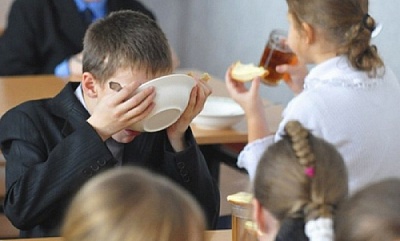 Детей в Нагайбакском районе кормили просроченными продуктами