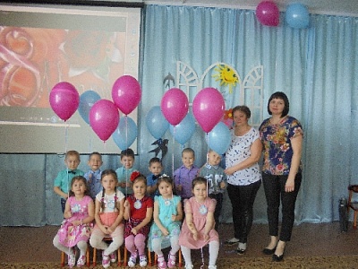 Поздравили мам и бабушек