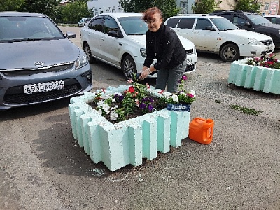 Предприниматель подарила рассаду учреждениям района