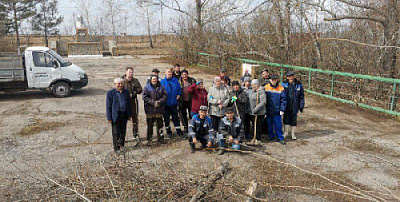Провели субботник в парке поселка Балканы