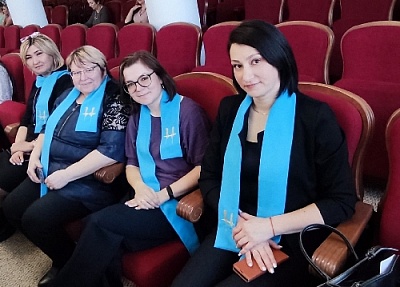 Продвигать женщин в политику