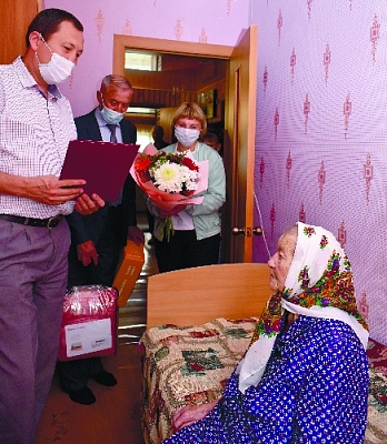 Письмо Президента в честь 100-летнего юбилея вручено ветерану из Нагайбакского района