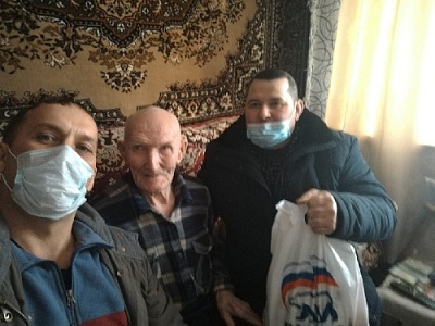 Ветеранам вручили новогодние подарки 