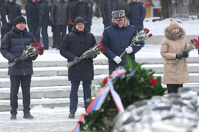 Губернатор почтил память защитников Отечества 