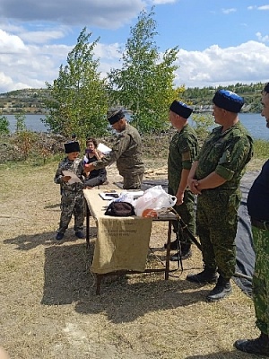 Учились собирать автомат и владеть шашкой