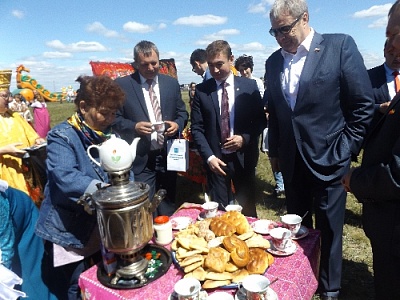 Боролись, били друг друга мешками и принимали в пионеры