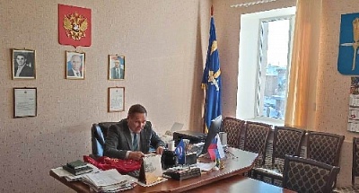 А много ль корова даёт молока?