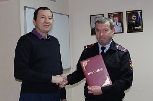 Поблагодарили сотрудника за службу