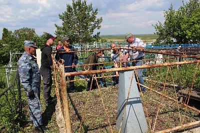 Ветераны МВД, дружинники и служащие Нагайбакского ОМВД убрались на месте захоронения сотрудника милиции