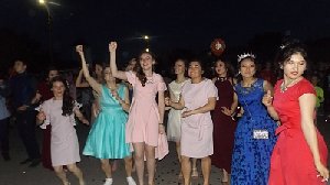 Мыльные пузыри, вечерние платья и фейерверк