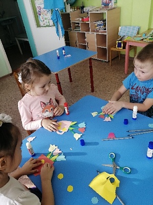 Юные парижане сделали подарки для своих мам