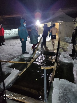 Спасатели обеспечивали безопасность