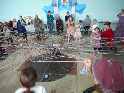 Пробовали пирожки, взбивали "масло" из воздушных шаров