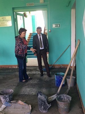 Белят, красят, меняют полы