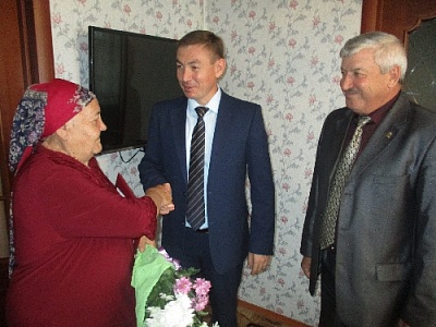 Жительнице  Нагайбакского района вручено поздравление от Президента России