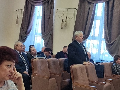 Всё ещё чистят дороги от снега