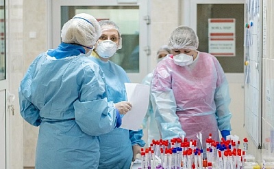 Медикам, работающим с коронавирусными больными доплатят 