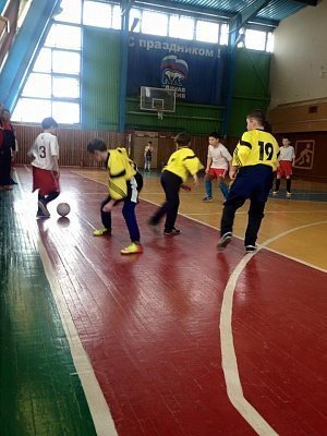 В Нагайбакском районе мальчишки погоняли мяч