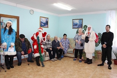 Остроленские волонтёры поздравили стариков в больнице