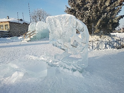 В Нагайбакском районе подростки сломали фигурку ледового городка