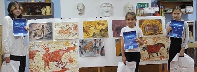 Юные художники перенеслись в эпоху древности 