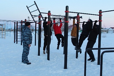 Старшеклассники преодолели полосу препятствий и побеседовали с сотрудниками полиции