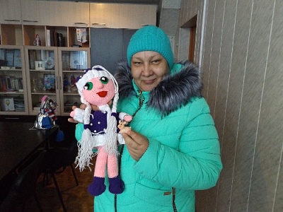 Жители Нагайбакского района приносят первые игрушки на районную ёлку