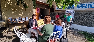Библиоскамейка и горячий чай на свежем воздухе