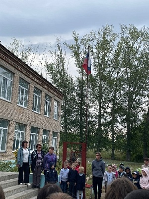 Начало недели с поднятием флага и гимном