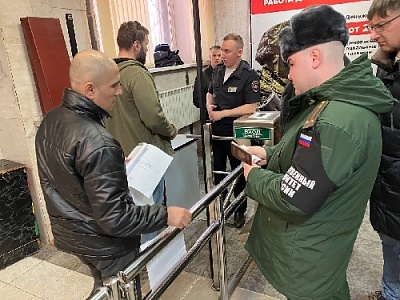 Мигрантам вручили повестки в военкомат 