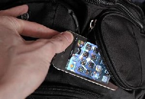 Украл "мобильник", пока никто не видит