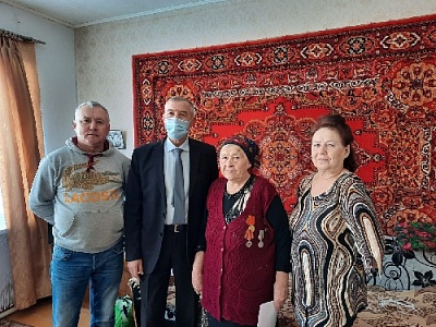 Юбилярше вручено поздравление от президента России